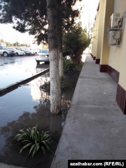 Turbanyň ýarylmagy netijesinde köçäniň käbir böleklerini suw basdy.