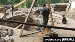 На замку капалі шахту, каб вывучыць грунт