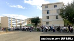 Очередь за билетами на игры "Ашхабад-2017"