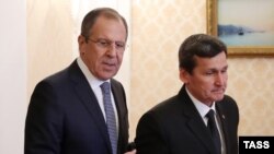 Russiýanyň daşary işler ministri Sergeý Lawrow (çepde) türkmenistanly kärdeşi Raşid Meredow bilen. (arhiw suraty)