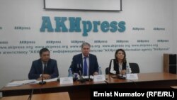 Сергей Пономарев пикирлештери менен басма сөз жыйынын өткөрүүдө. Бишкек, Кыргызстан.