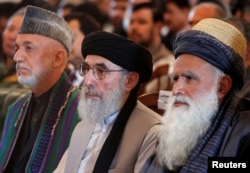 Гулбеддин Хекматияр (в центре), бывший президент Афганистана Хамид Карзай (слева) и бывший лидер "джихадистов" Абдул Расул Сайяф. Кабул, 4 мая 2017 года.