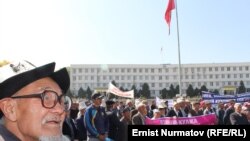 "Ата Журт" партиясынын Оштогу тарапкерлеринин митингинен бир көрүнүш