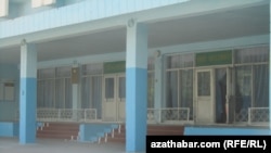 Aşgabadyň "Parahat" mikroraýonyndaky 55-nji mekdep. Awgust, 2012 ý.