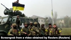 Військовослужбовці 131-го окремого розвідувального батальйону Сухопутних військ ЗСУ святкують звільнення від армії РФ міста Снігурівки, що на Миколаївщині