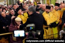 Фото надане інформаційним агентством «Волинські новини». Петро Порошенко під час робочої поїздки до Волинської області, 15 січня 2018 року