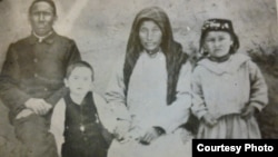 Себердән төркиягә һиҗрәт кылган Бибихөснә (әсәрдә Хөснибикә) һәм аның ире - Беренче дөнья сугышы әсире Рәхмәтулла. Яннарында балалары - Фатыйма һәм Гафиулла