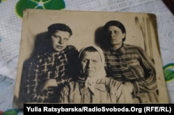 Бабуся Євдокії Варшавської Євдокія (в центрі), з родинного архіву, Дніпро, 10 квітня 2019 року