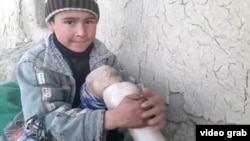 کودکی که در ولایت فاریاب در اثر انفجار ماین هر دو پایش را از دست داده است