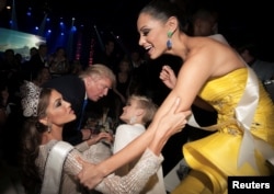 Бизнесмен Дональд Трамп в окружении участниц конкурса "Мисс Вселенная" в Москве в 2013 году.