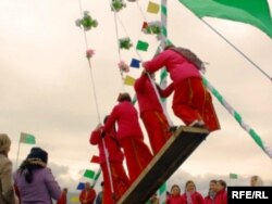 Ýaşlar hiňňildikde uçýar. Türkmenistan.