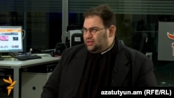 Редактор стамбульской армяноязычной газеты «Жаманак» Ара Гочунян в ереванском бюро Радио Азатутюн