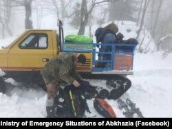 Сотрудникам службы спасения активно помогали местные жители