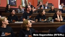 Сулхан Саладзе (в центре) вместе с другими правозащитниками на комитетском слушании законопроекта. На них футболки с надписью «Клан (судей) должен уйти»