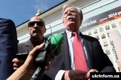 Радник президента США з питань національної безпеки Джон Болтон біля Стіни пам’яті полеглих за Україну. Київ, 27 серпня 2019 року