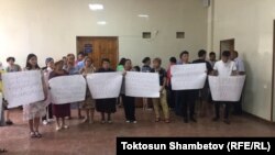 Сторонники Аиды Саляновой в суде.