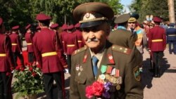 Ветеран в День Победы в Парке имени 28 гвардейцев-панфиловцев. Алматы, 9 мая 2013 года.