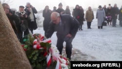 У часе ускладаньня кветак да мэмарыяльнага каменя Касьцюшку