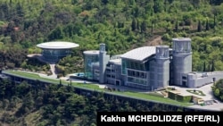 Огромный стеклянный бизнес-центр в Сололаки не зарегистрирован ни на Иванишвили, ни на его супругу.