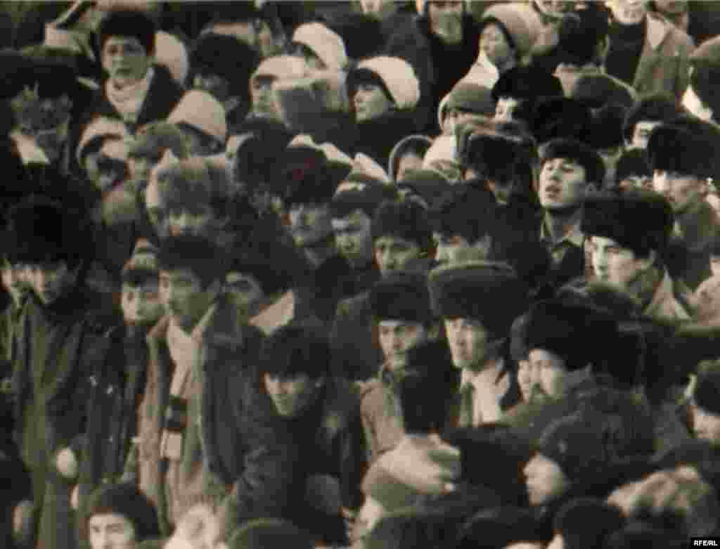 17-декабрда күүгүм кирери менен бийлик атайын күчтөрдү колдонуп, таңдан бери аянтта турган миңдеген улан-кыздарды тарата баштады.