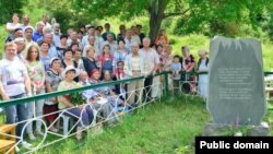 Ulu-Sala köyünde doğğanlar ve olarnıñ nesilleri 1943 senesi genotsidiniñ qurbanları abidesi yanında