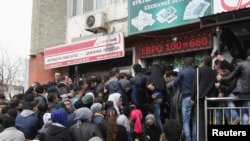 У одного из обменных пунктов города Душанбе. 9 марта 2015 года