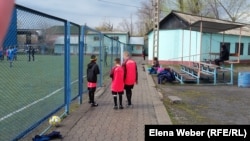 Участники чемпионата по футболу "Навстречу мечте". Караганда, 11 мая 2018 года.