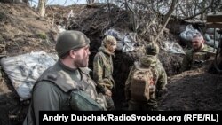 Морпіхи у «глибоких» окопах на передовій під Водяним