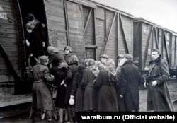 Майбутні остарбайтери біля вагонів перед відправленням до Німеччини, 1942 рік