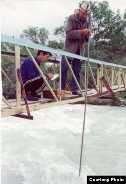 Измерения воды кыргызскими гидрологами.