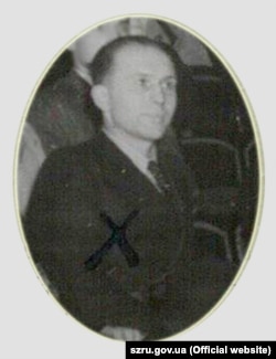 Український громадсько-політичний діяч Любомир-Ежен Гузар (1911–1995) на конференції «Допомогових комітетів». Франція, 1949 рік. Фрагмент світлини, яку у повному форматі подано в основній частині цієї публікації