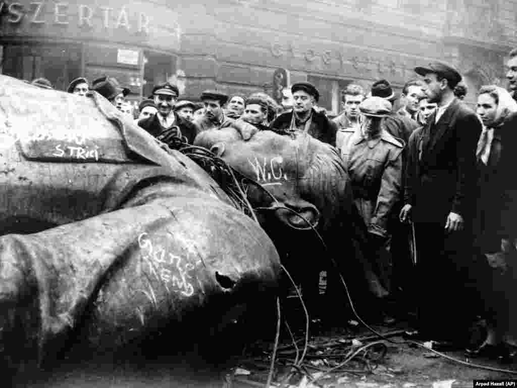 Венгрия. Люди окружили статую Иосифа Сталина, сброшенную с пьедестала во время восстания 1956 года.В 1956 году РСЕ подверглось критике за трансляции, которые многие восприняли как поощрение антикоммунистического восстания в Венгрии. Революция (как называют те события в самой Венгрии) была подавлена ​​советскими военными, погибли тысячи людей. Оценивая трансляции РСЕ 1956 года на Венгрию, включавшие некоторые технические советы по поддержанию революционного импульса, один руководителей РСЕ пришел к выводу, что функция [радио] состоит не в том, чтобы говорить людям, что им следует делать, — тем более, в условиях силовых столкновений».