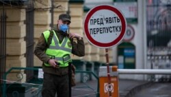 Національний гвардієць біля входу закритої на карантин Києво-Печерської лаври, в якій десятки ченців захворіли на коронавірус. Київ, 14 квітня 2020 року