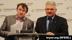 Andrey Şçekun (soldan) ve Yuriy Smelânskiy (sağdan) brifing vaqtında. 2015 senesi