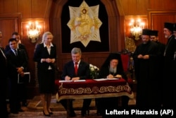 Президент України Петро Порошенко та Вселенський патріарх Варфоломій I під час підписання угоди про співпрацю і взаємодію між Україною і Вселенським патріархатом. Стамбул (Туреччина), 3 листопада 2018 року