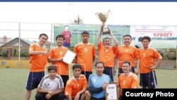 Султан Жумагулов "Азаттыкты" жетектеп турганда кабарчыларды футбол ойногонго чакырып турчу.