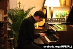 Віталь Стахіевіч выступае перад беларусамі Прагі, 2016 год.