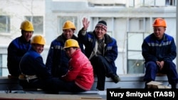 Строители в России. Фото 2011 года.