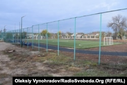 На заднем дворе школы построили площадку с искусственным покрытием