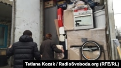 Діма спостерігає, щоб вантажники запаковували речі в авто дуже ретельно