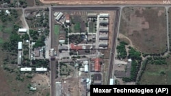Територія колонії в Оленівці після вибуху 28 липня в бараку, де перебували українські військовополонені. Супутниковий знімок Maxar Technologies