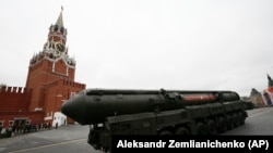 Російська міжконтинентальна балістична ракета «Тополь-М» на пусковій установці проїжджає Красною площею під час військового параду, Москва, 9 травня 2017 року