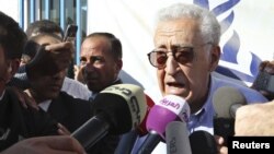 Эл аралык чабарман Лахдар Брахими ал-Заатридеги качкындар лагеринде интервью берип жаткан кез.