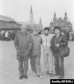 Кырымтатарлар Мәскәүнең Кызыл майданында. Сулдан икенче Гамер Баев