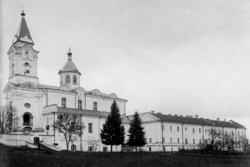 Кляштор тринітаріїв у селищі Браїлів на Вінниччині. Фото Павла Жолтовського 1930 року. (ІР НБУВ. Фото надане А. Парамоновим)