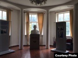 Бюст Исхака Раззакова в его доме-музее