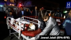 آرشیف، یک قربانی حمله انتحاری ۲۰ نومبر ۲۰۱۸ که در یک سالون عروسی در کابل رخ داد.