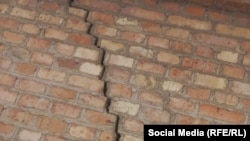 Таласта дубалынан жарака кеткен үйлөрдүн бири. 28-март, 2025-жыл. 