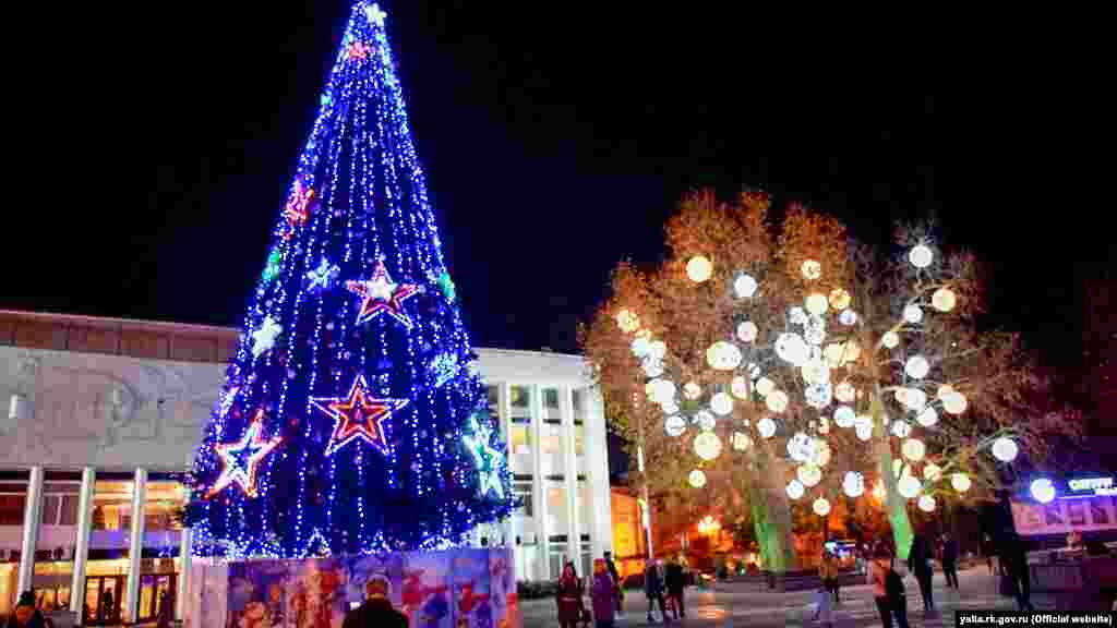 Святкова ялинка в Ялті біля російського міської ради