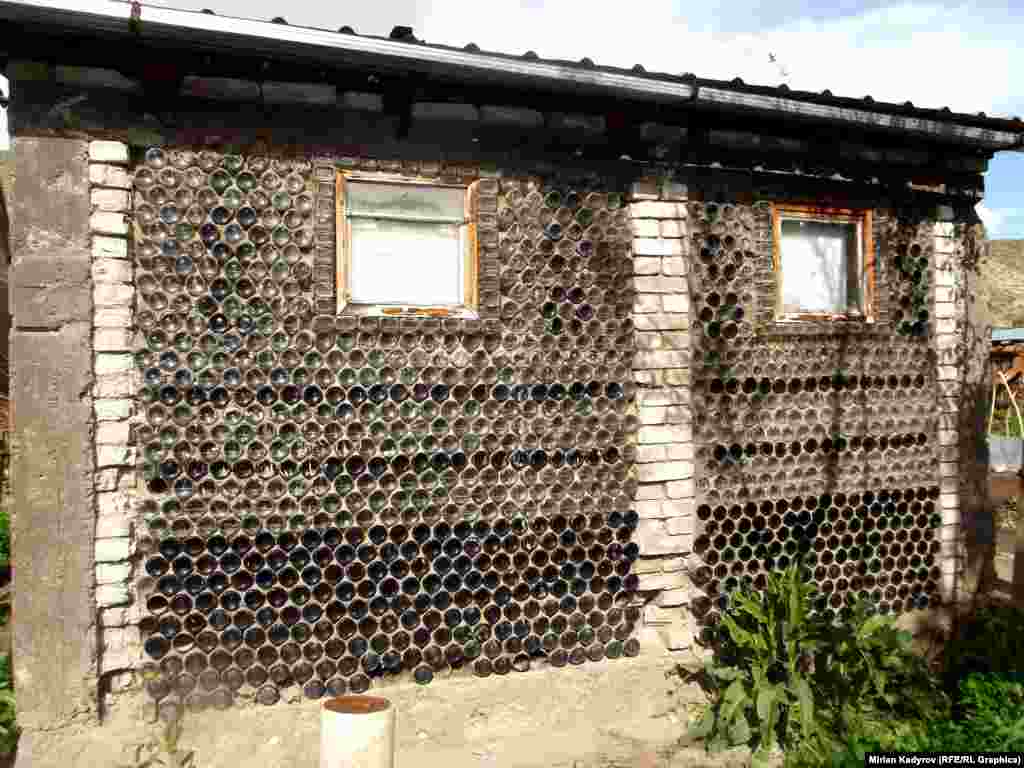 Бутылки лучше притягивают солнечные лучи, поэтому баня быстрее и лучше топится.&nbsp;